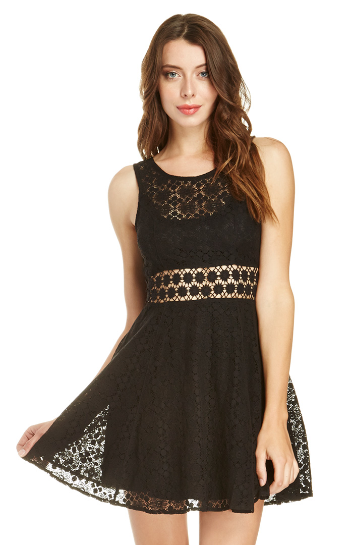 DAILYLOOK Lacy Daisy Dress in Black DAILYLOOK