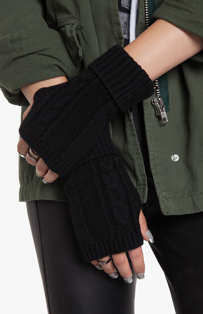 Cable Knit Fingerless Gloves in Black DAILYLOOK