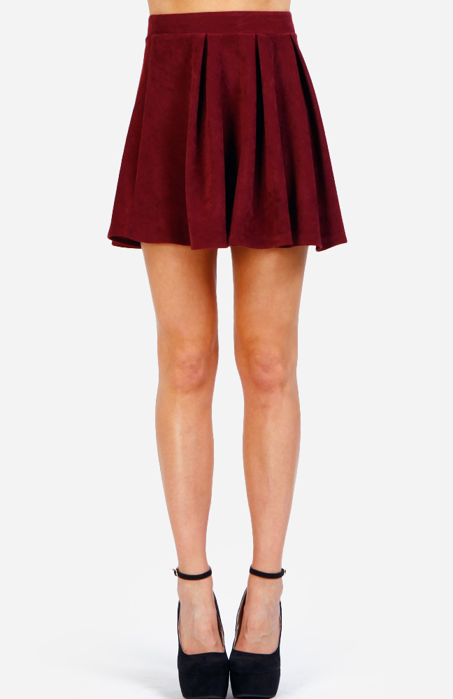 Faux Suede Pleated Mini Skirt in Burgundy | DAILYLOOK