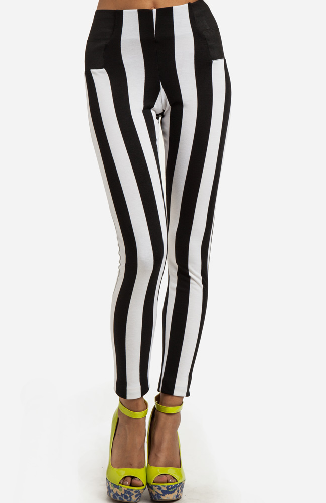 Chic Striped Leggings in Black/White DAILYLOOK