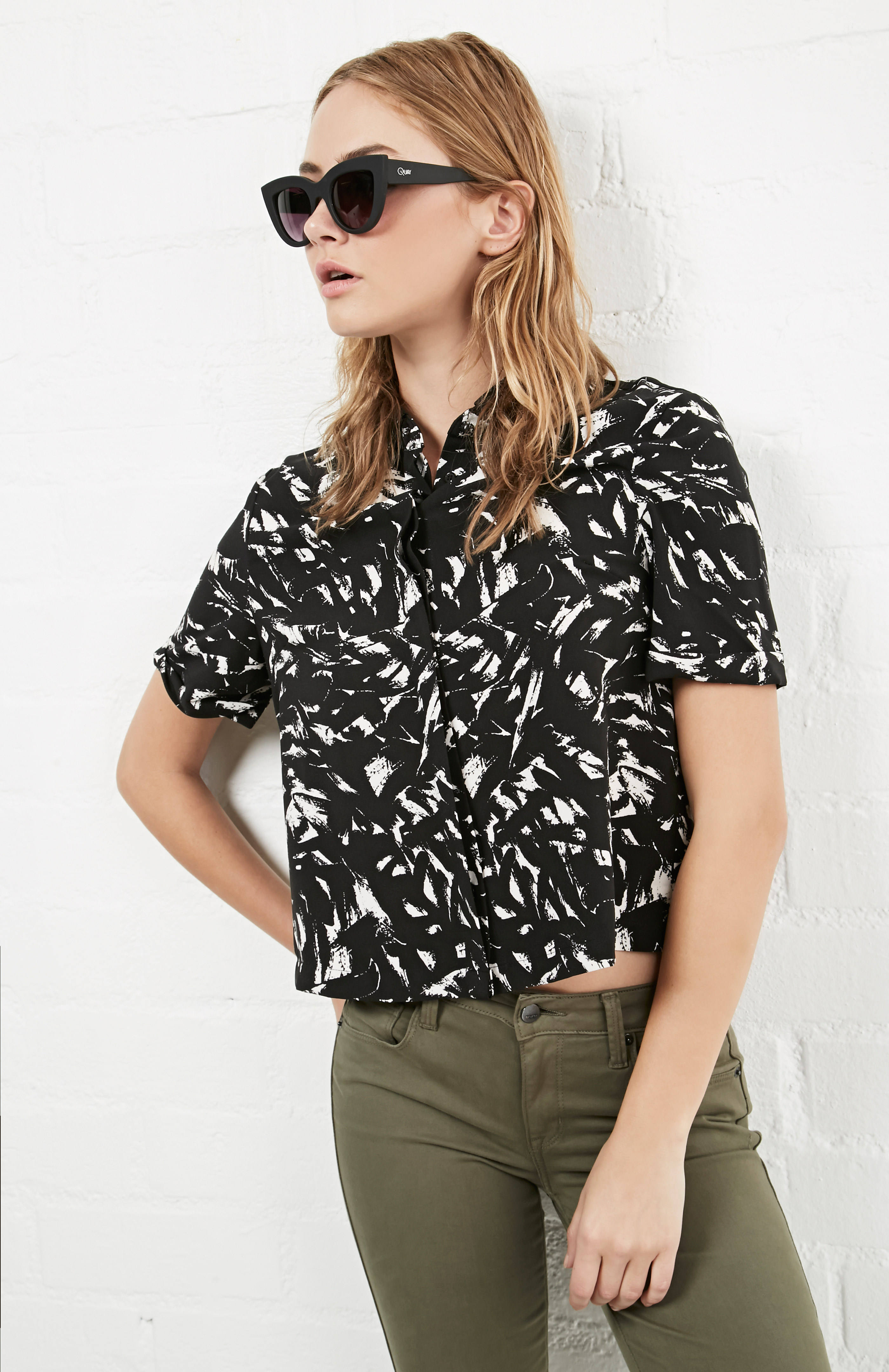 Short Sleeve Printed Button Down Shirt in Black/White DAILYLOOK