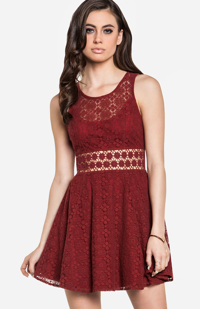 DAILYLOOK Lacy Daisy Dress in Burgundy DAILYLOOK