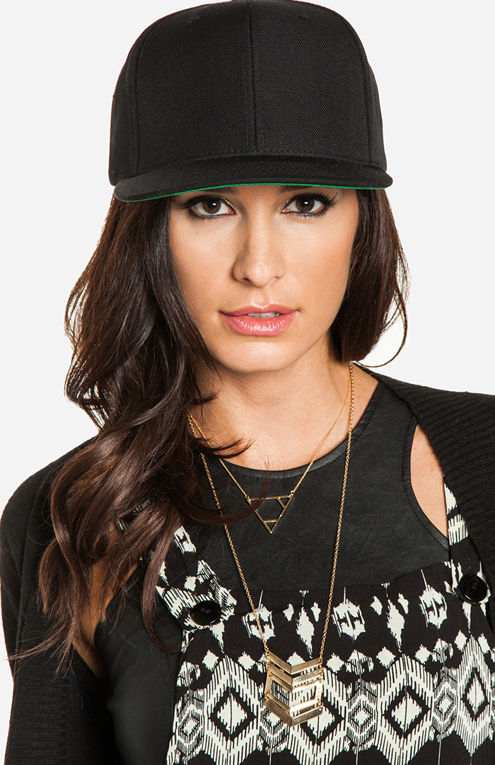 Classic Snapback Hat in Black DAILYLOOK
