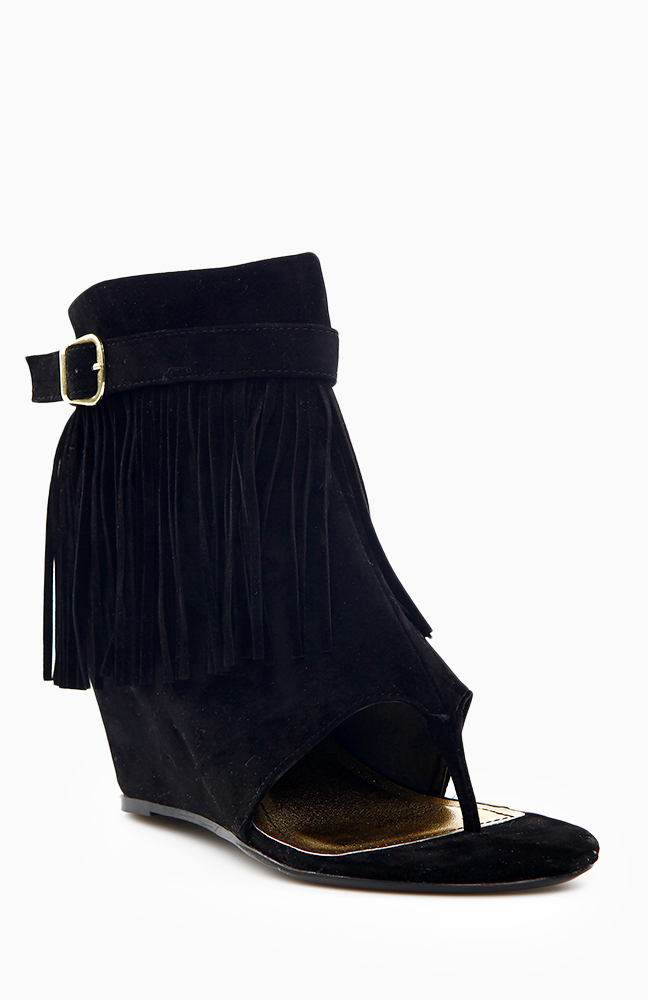 Fringe Sandals in Black | DAILYLOOK