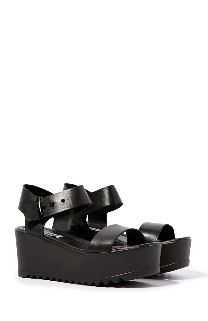 Steve Madden Surfside Platform Sandals in Black | DAILYLOOK