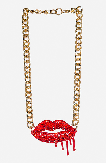 DAILYLOOK Vampire Kiss Necklace Slide 1