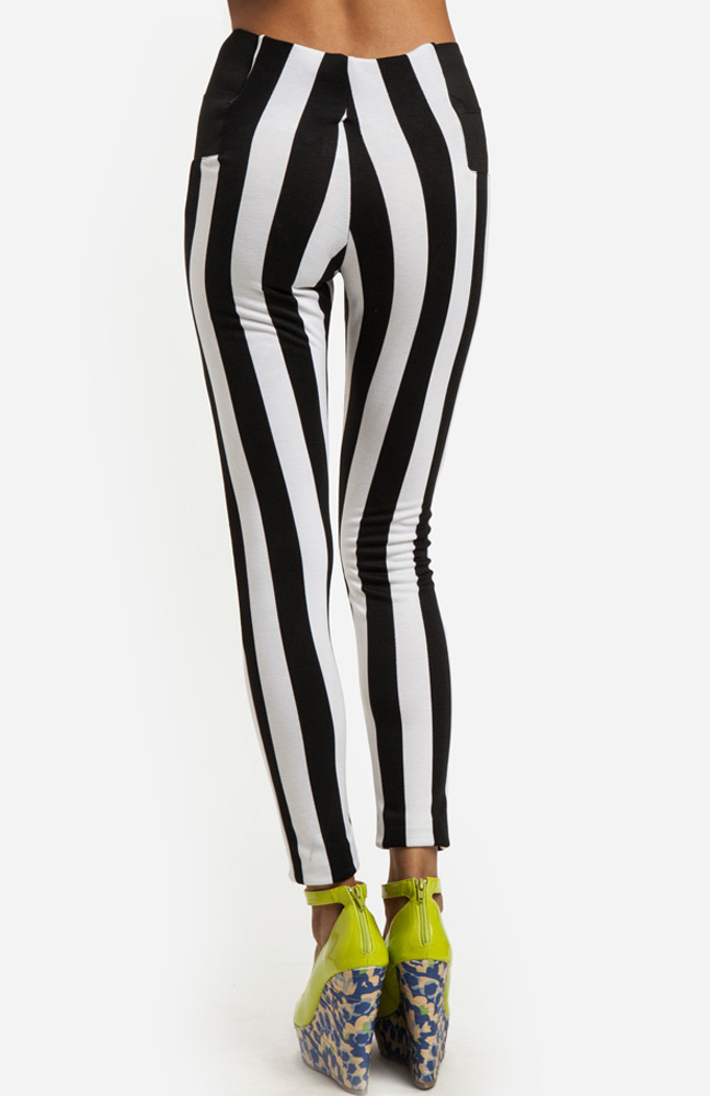 Chic Striped Leggings in Black/White DAILYLOOK
