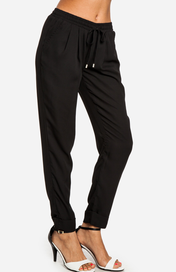 Tapered Drawstring Pants in Black | DAILYLOOK