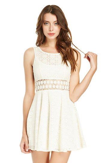 DAILYLOOK Lacy Daisy Dress in Ivory | DAILYLOOK