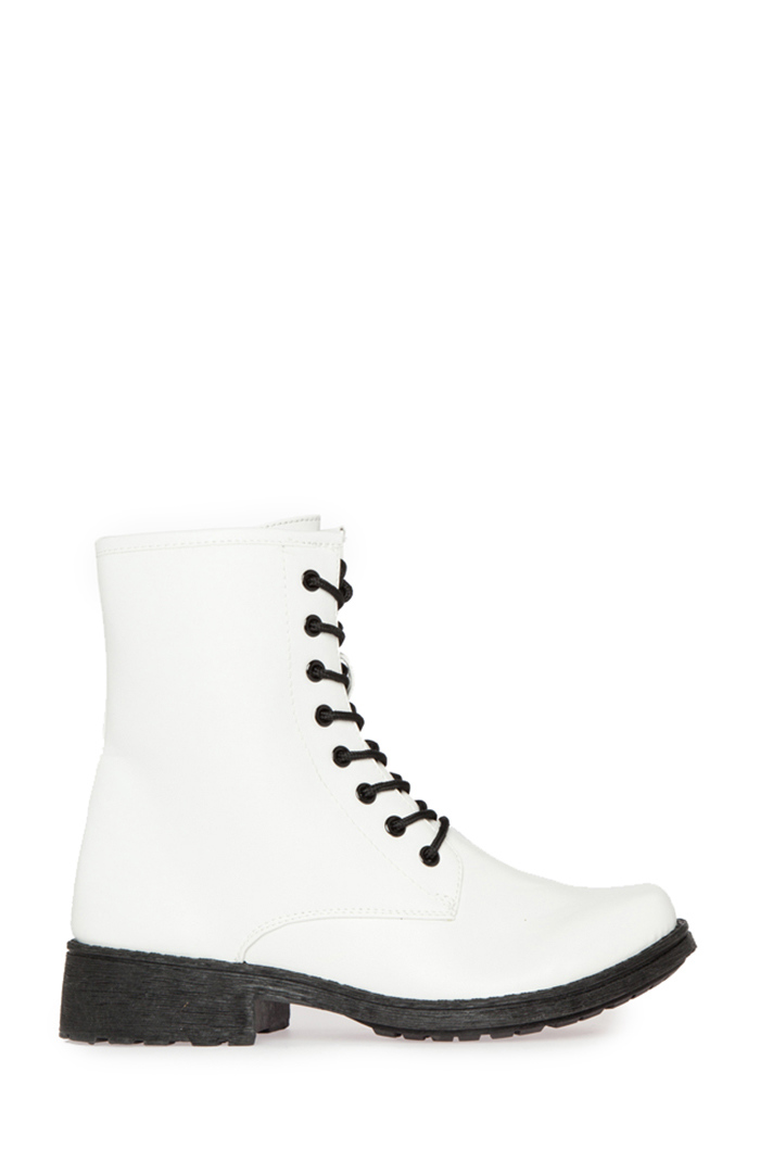 Classic Combat Boot in White | DAILYLOOK