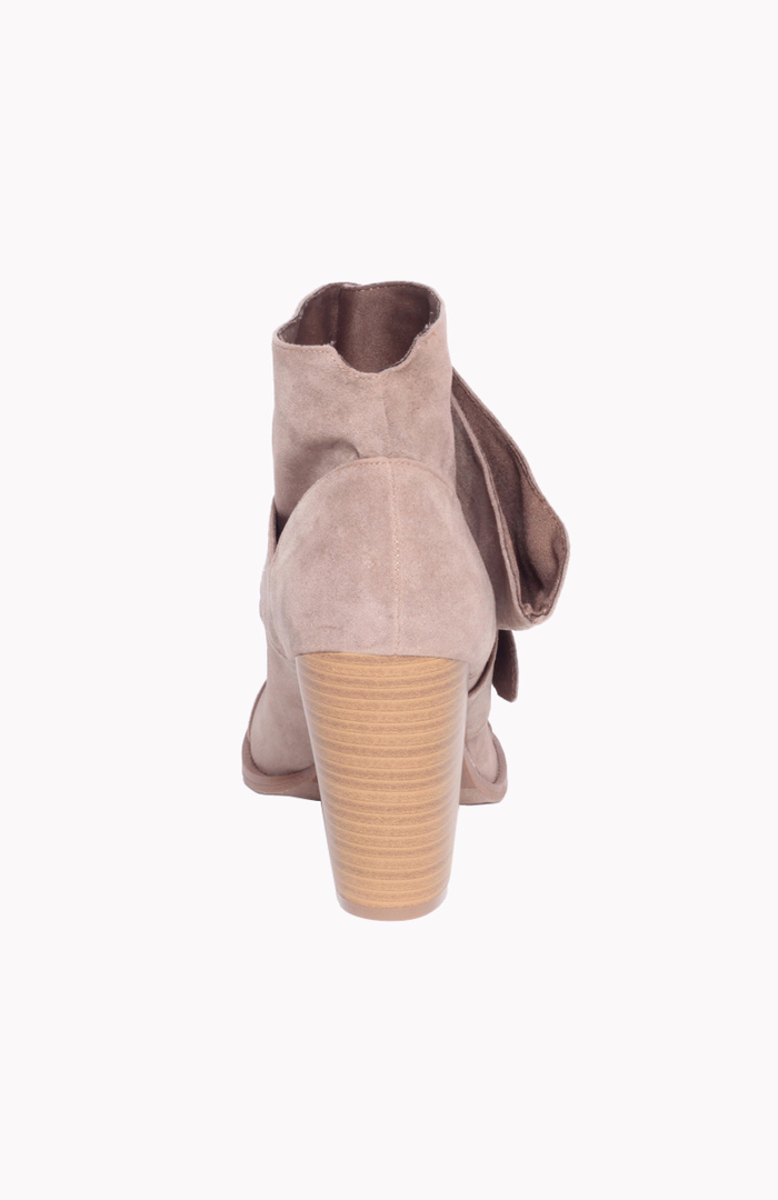 qupid chunky buckle flat boots in black