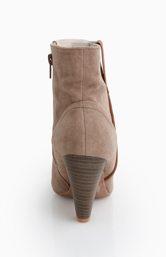 Chic Western Booties in Taupe | DAILYLOOK