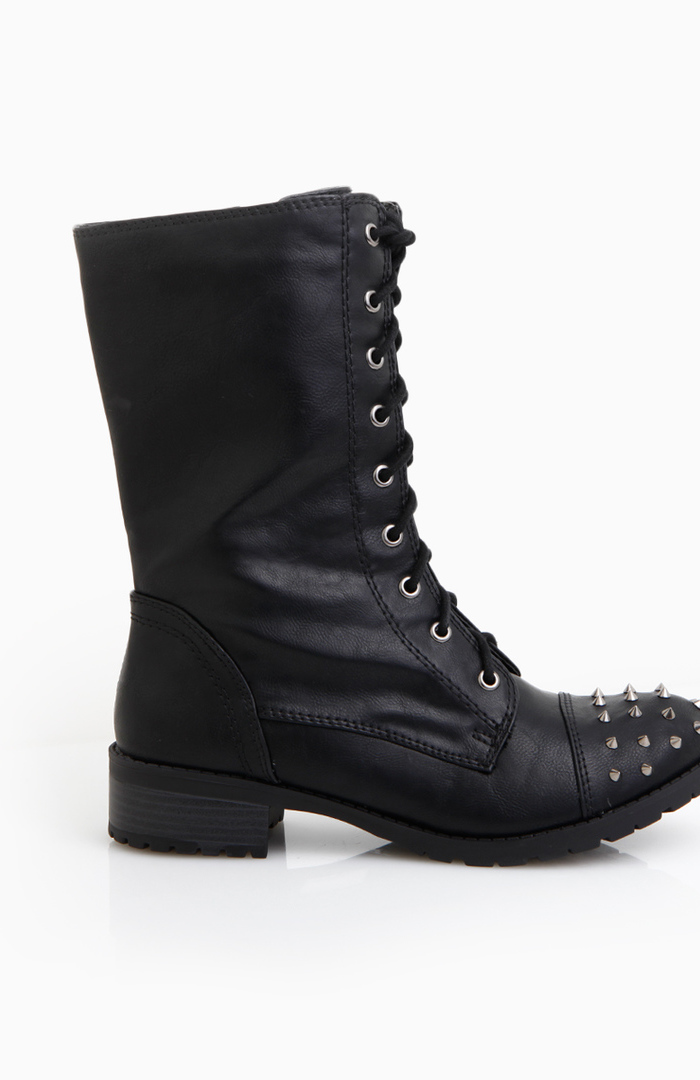 Studded Toe Combat Boots in Black | DAILYLOOK