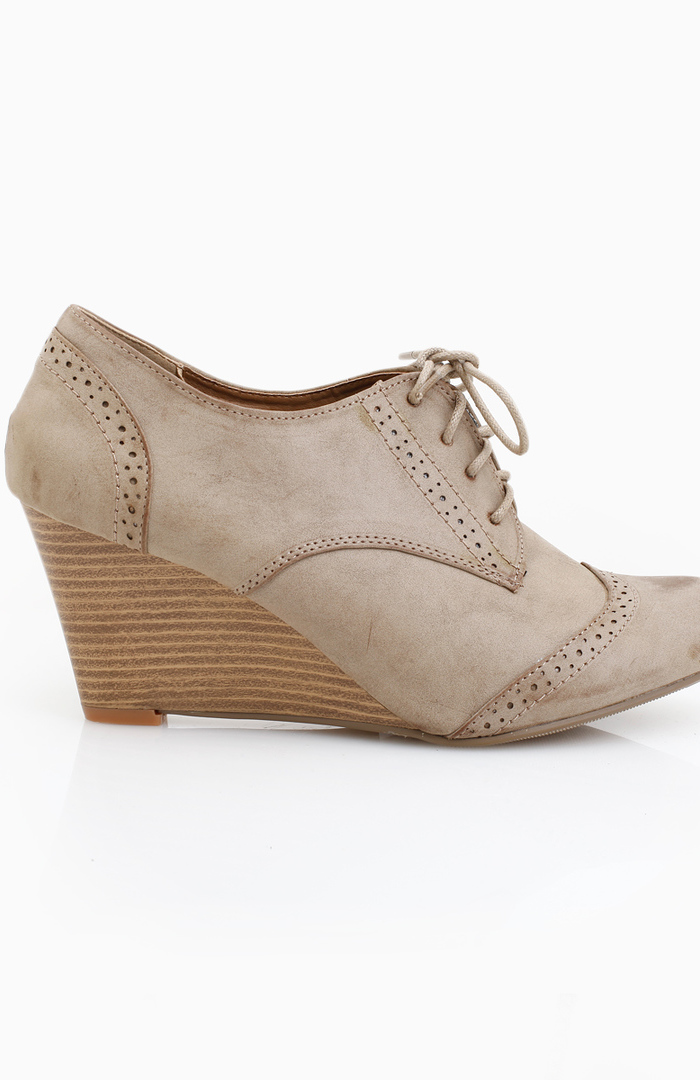 Wingtip Oxford Wedges in Beige DAILYLOOK
