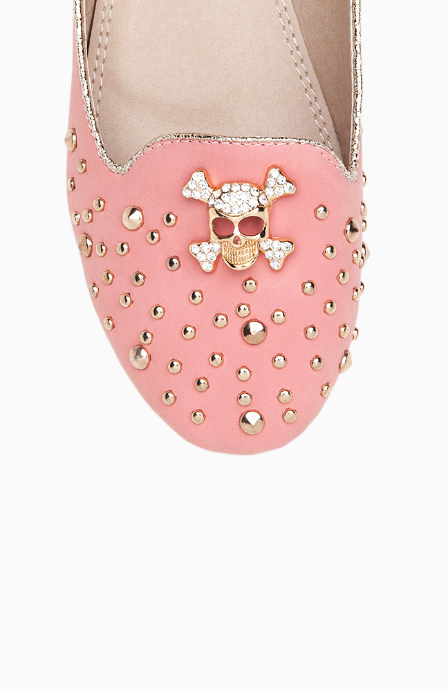 Studded Skull Smoking Slippers in Pink | DAILYLOOK